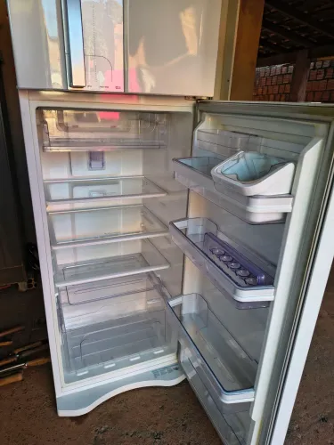Vende-se uma Geladeira Eletrolux