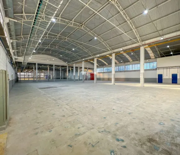 Galpão Comercial de Alto Padrão em Sorocaba-SP 4 Salas, 6 Banheiros, 20 Vagas 7.032m² de Á