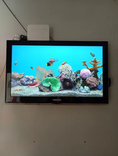 TV SAMSUNG 32 POLEGADAS NÃO SMART MAIS TEM O SISTEMA ROKU COM CONTROLE REMOTO