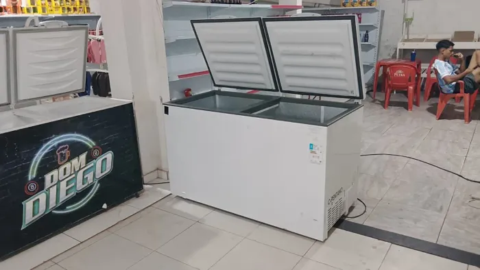 Vendo freezer horizontal duas portas 4mil *80