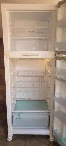 Vende-se essa geladeira