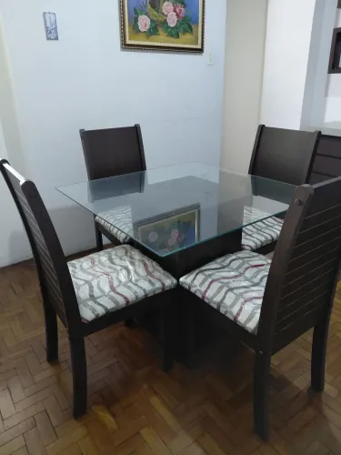Mesa de jantar com 4 cadeiras