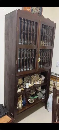 Cristaleira em Madeira Maciça - Estilo Colonial - Excelente Estado