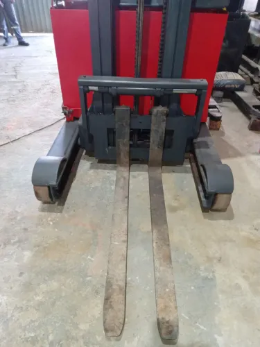 Empilhadeira linde R14