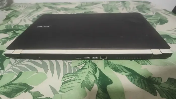 Notebook para remoção de peças ou conserto.