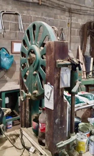 Serra de Fita Invicta com volante de 60 cm, em pleno funcionamento.