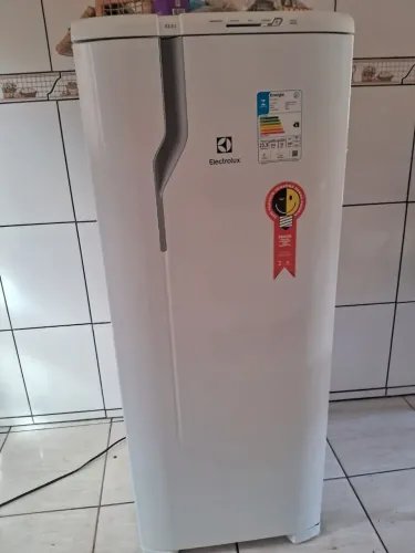 Geladeira Eletrolux 1 porta branca 1 ano de uso. Muito conservada