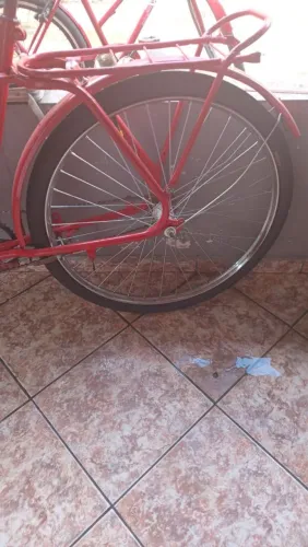 Bicicleta relíquia vermelha 