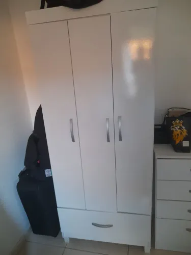 Guarda roupa solteiro e comoda 