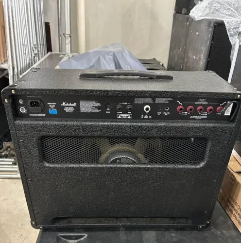 Amplificador de guitarra Marshall DSL40 com case.