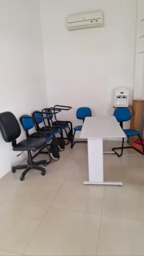 Cadeiras e mesa para escritório