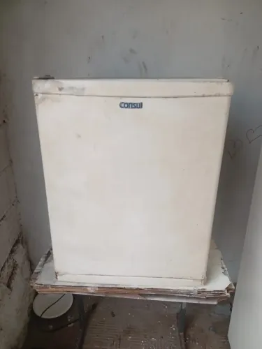 VENDO UM FRIGOBAR CONSUL GELA DEMAIS