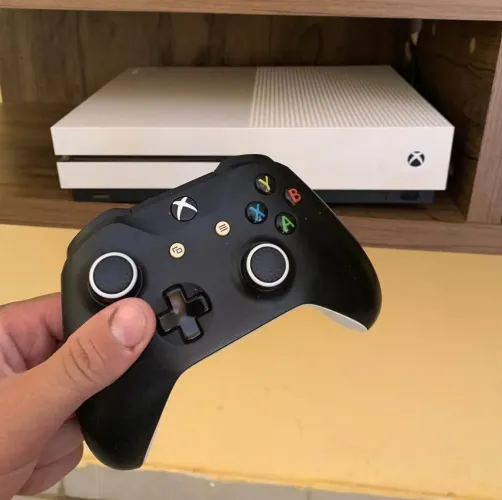 Vendo Xbox one em perfeito estado (acompanha 2 jogos)