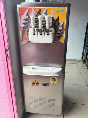 Máquina de sorvete expresso alphagel, 303 ano 2007, revisada em perfeito estado 