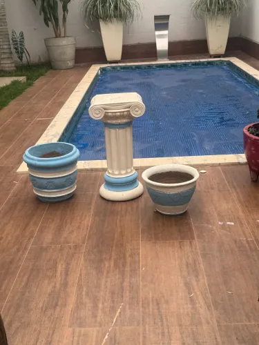 Trio- coluna e dois vasos.