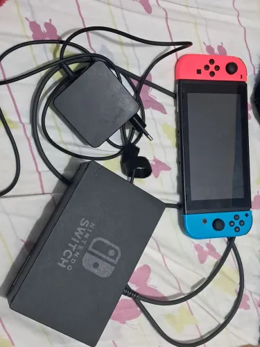 Nintendo Switch usado com o aparelho de transmitir para a TV mais os fios
