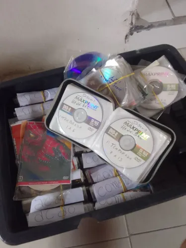 Caixa Lotada de DVDS pra Colecionador