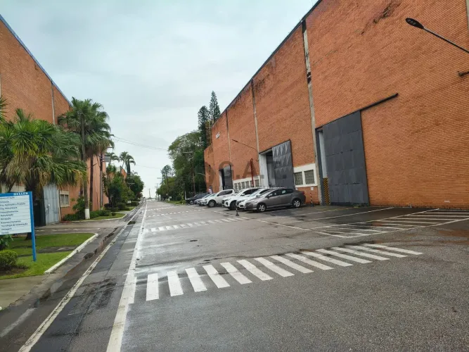 Galpão Industrial de 1.920m² com 3 banheiros para Locação em Sorocaba-SP, Aparecidinha