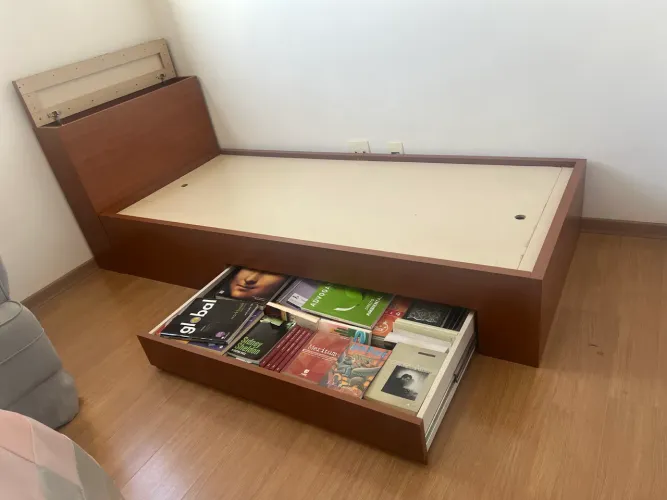 Cama de solteiro de madeira maciça
