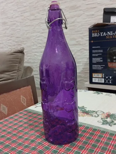 Garrafa de vidro para água na cor Roxa