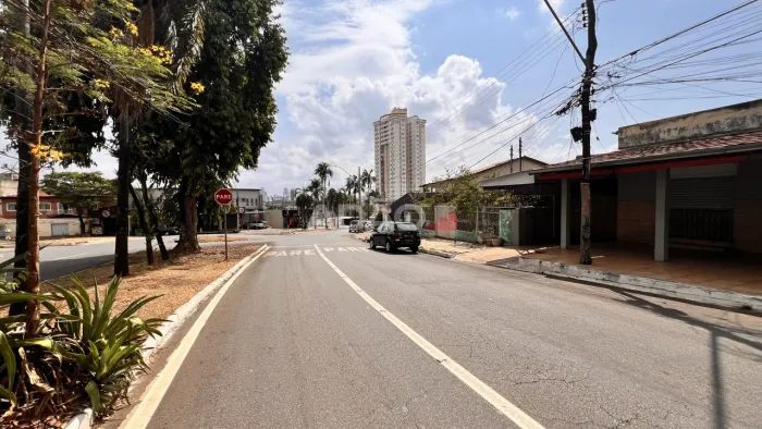 Casa Comercial na 1ª Avenida 384m² no St. Prox. Praça Universitária. Leste Universitário G
