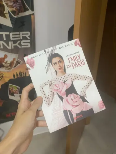Mini Pôster Exclusivo Emily em Paris - Evento TUDUM Netflix