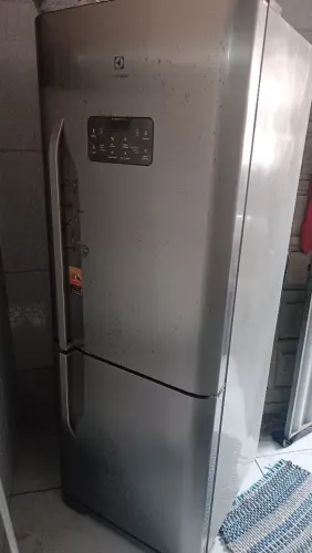 Geladeira Eletrolux retirada de peças