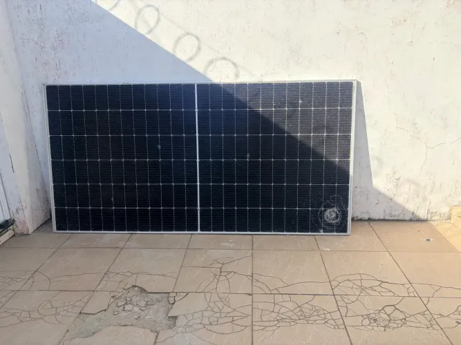 Placa de energia solar com avaria 