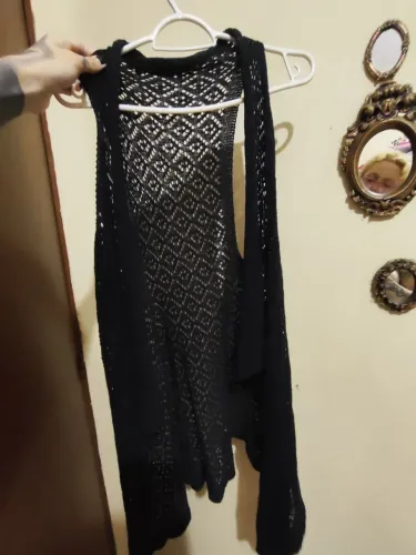 Blusas pretas e colete