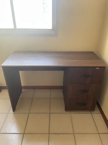 Mesa escrivaninha com gavetas