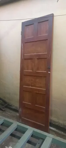 Porta de madeira 2.10 m por 70cm madeira maciça