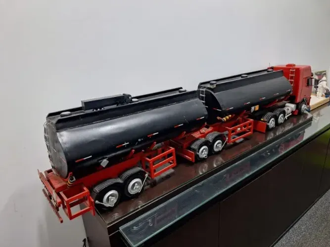 Caminhão réplica miniatura de madeira.