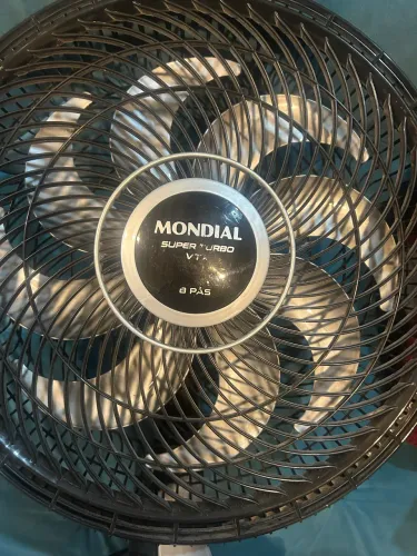 Ventilador mondial preto em perfeito estado.