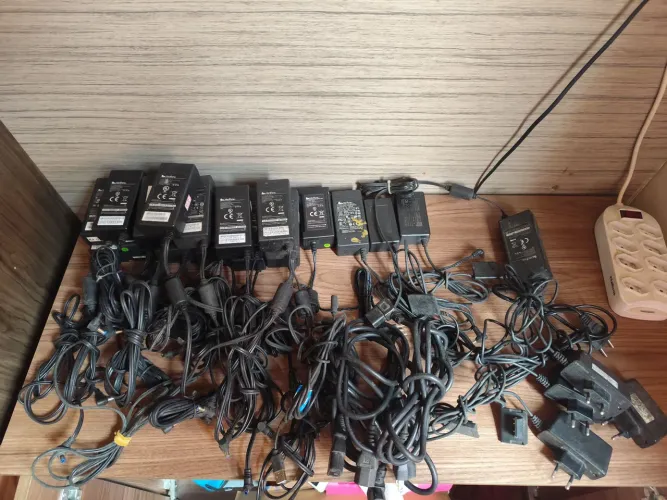 Lote com 28 fontes de energia