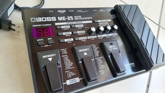 Pedaleira Boss Me25, Me 25 + Fonte. 100% ok. Sem nenhum defeito. Oportunidade.
