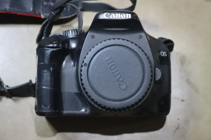 Câmera Canon T2i + Carregador de bateria Canon + 2x bateria Canon LP-E8