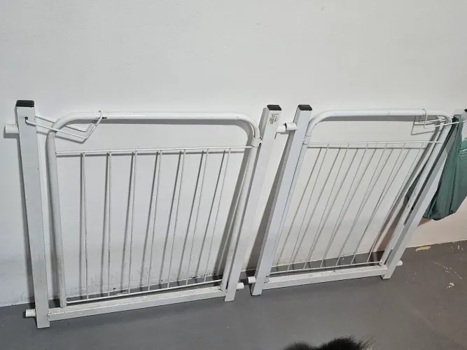Dois portõezinhos para cachorro, etc...