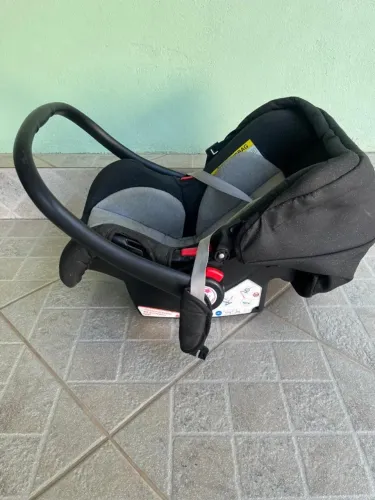 Bebê conforto com almofada redutora de assento