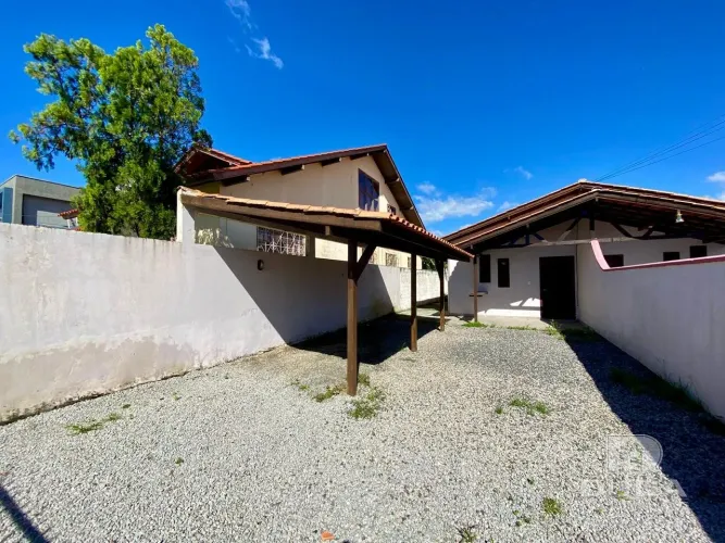 Casa 2 quartos 2 garagens para locação no Carianos