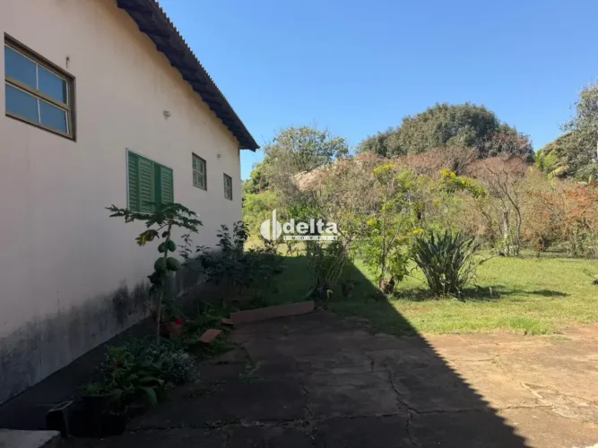 Chácara com 2 quartos sendo 1 suíte disponível para locação no bairro Jockey Camping em Ub