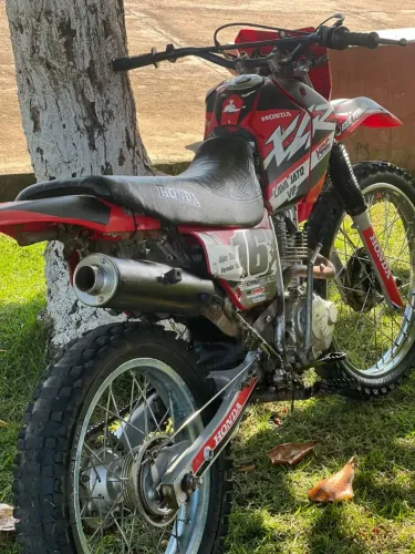 Moto pronta para trilha
