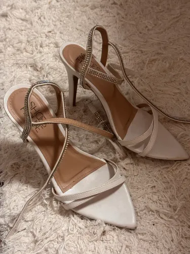 Salto branco elegante