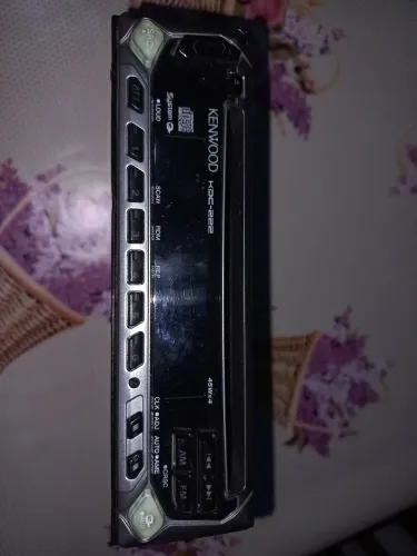 Aparelho de CD player Kenwood KDC-222.