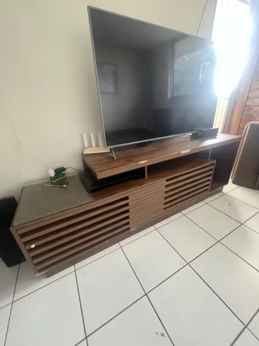 Rack de sala escuro