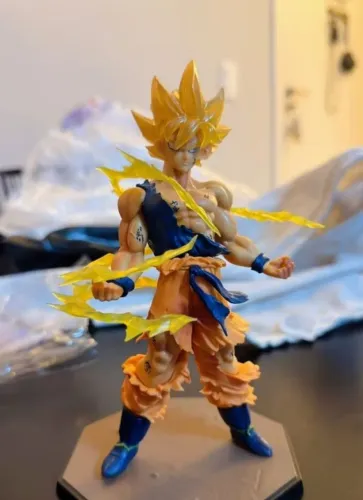 Goku Super Saiyajin Dragon Ball com Base e Efeitos