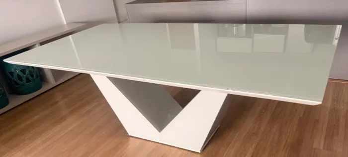 Mesa de Jantar 8 Lugares em Vidro Off White com Base Geométrica V/X