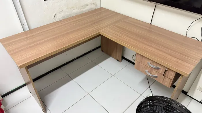 Escrivaninha em L com 2 gavetas e chave ? R$ 450