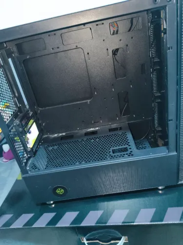 Gabinete gamer com fonte