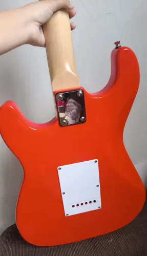 Guitarra Elétrica Stratocaster Queen's D137561 Vermelha/Branca Hardwood 6 Cordas