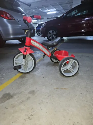Triciclo com Empurrador Triccy Cosco - Vermelho